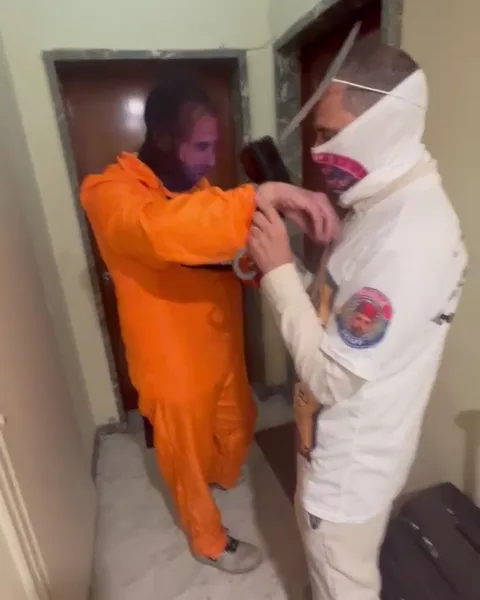 Le marié en combinaison orange, menotté par un faux policier — EVG de Jeff