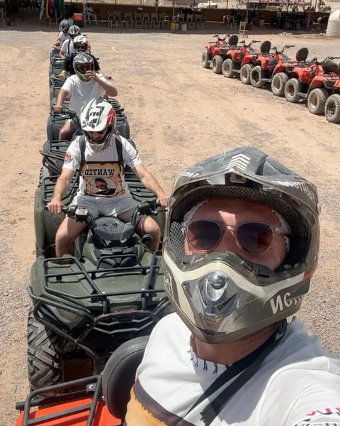La bande en quad dans le désert, près de Marrakech