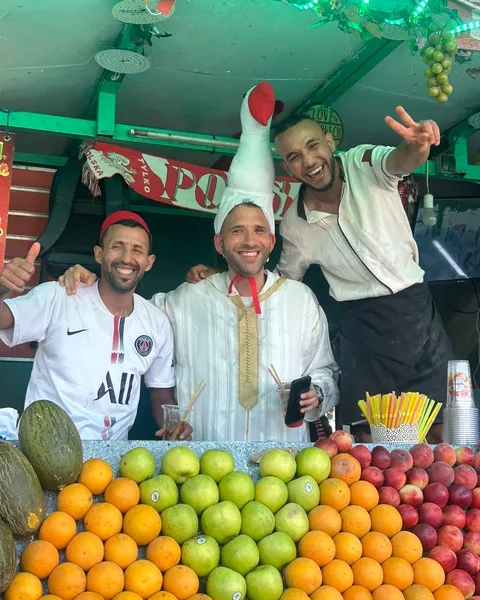 La bande et le patron d'un stand de jus de fruits dans le souk de Marrakech